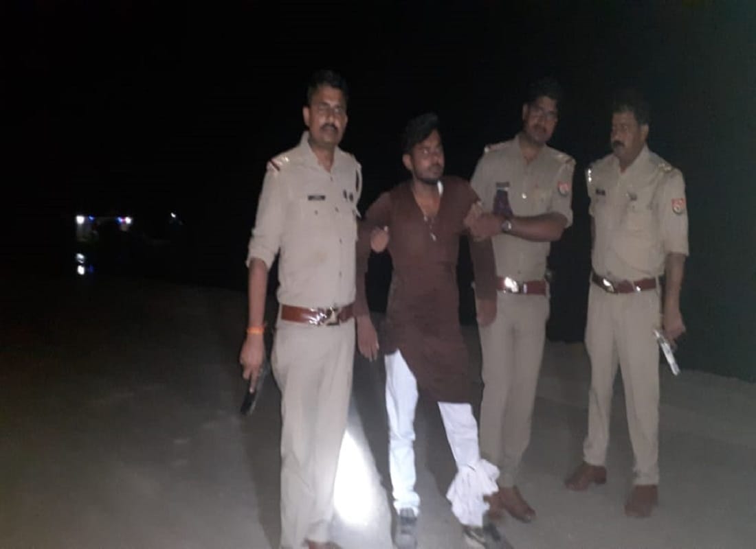Encounter in Azamgarh  Two rewarded criminals with 25-25 thousand injurd in police firing and arrested