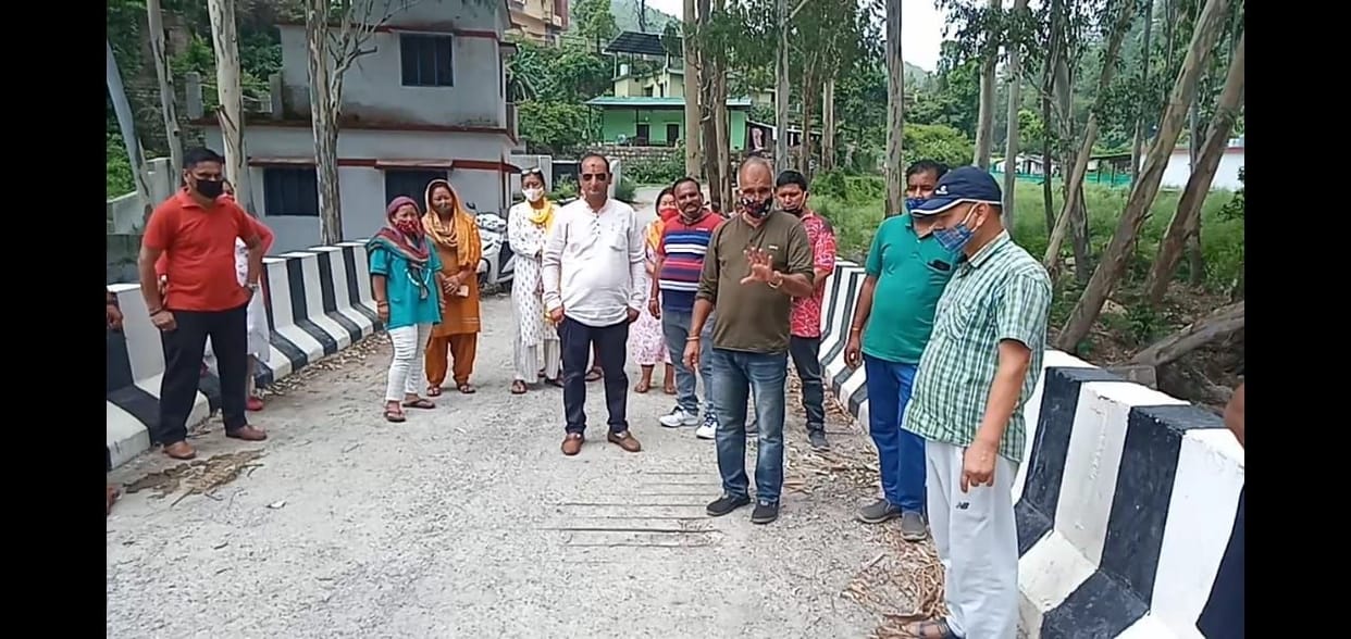 Bridge made of 40 lakh rupees started crumbling in five months