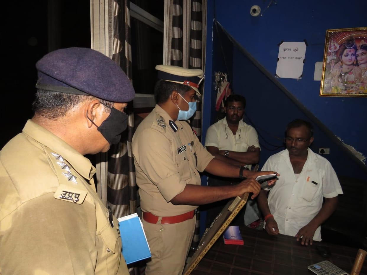 The miscreants opened fire for opposing the robbery