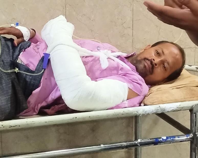 criminals shot fire on magic rider shopkeeper and looted RS 90 thousand in chandauli