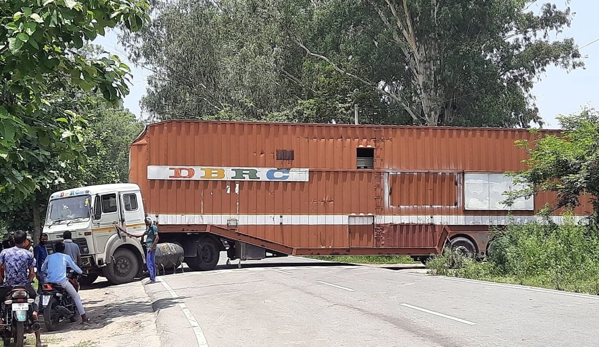 Container stuck in pit, jammed on Panipat-Khatima road