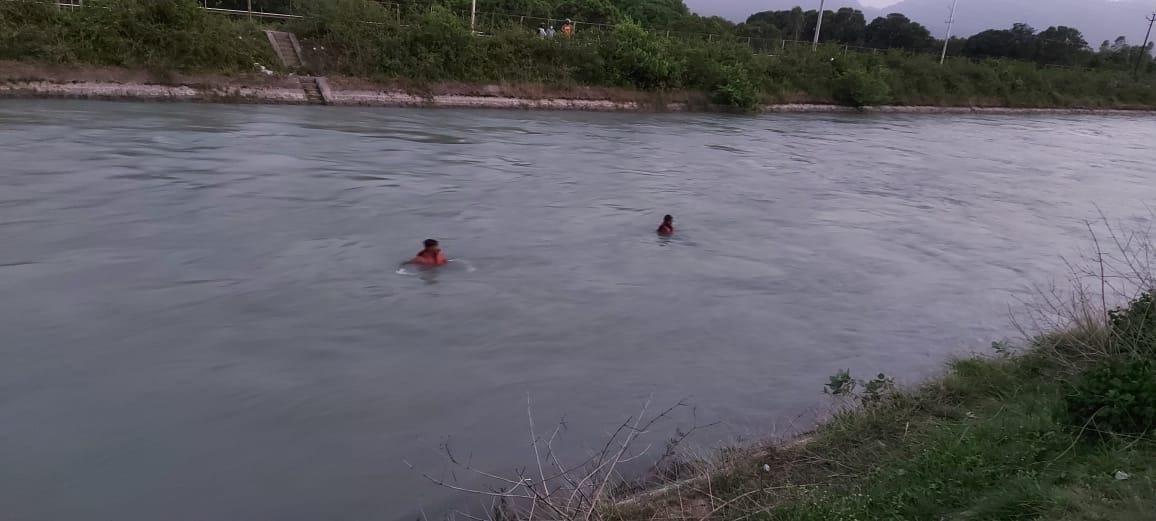 The youth who fell in the canal went missing due to taking photos