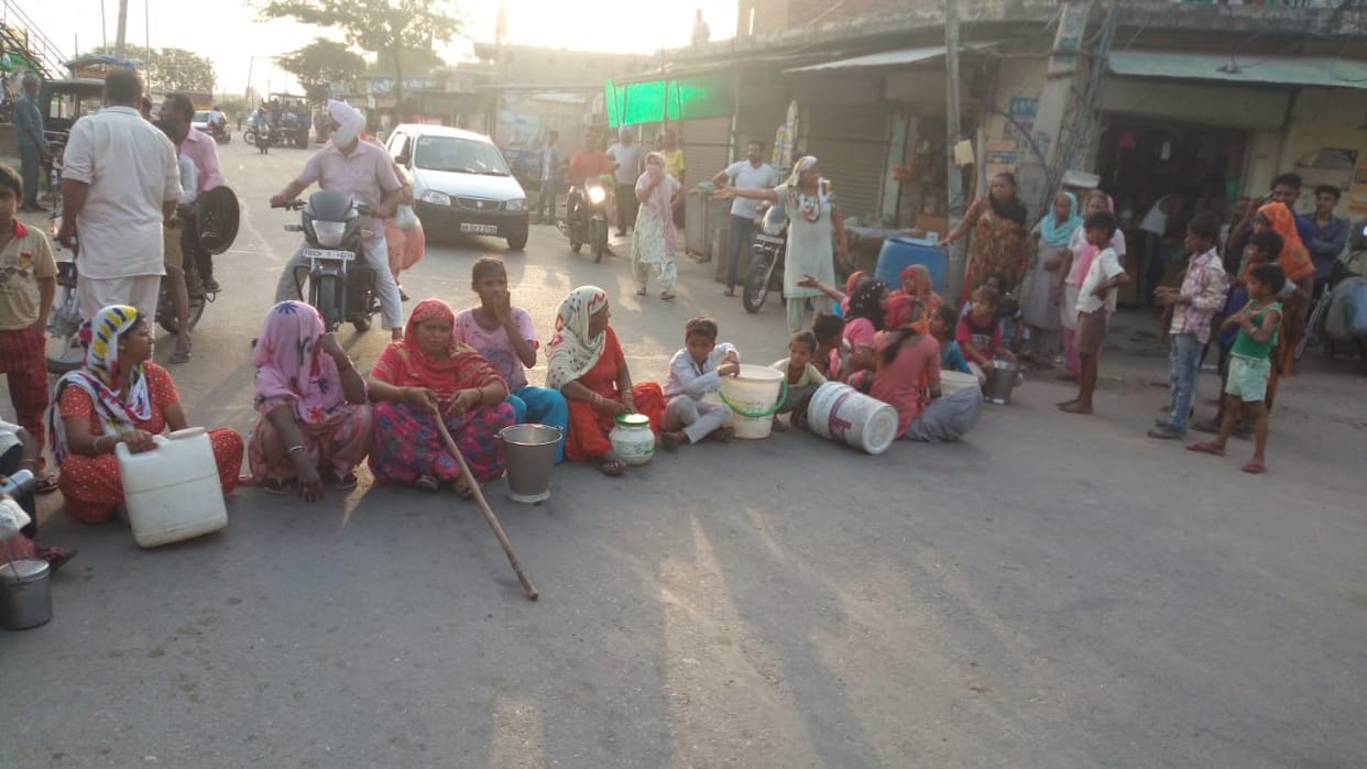 Troubled people blocked the road due to lack of water, raised slogans against the government