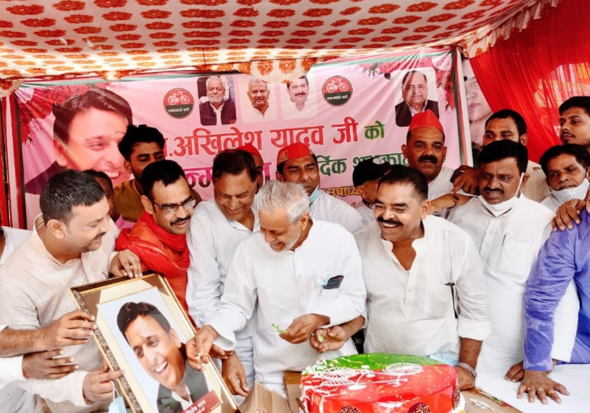 Akhilesh's birthday celebrated with pomp, CM Yogi also congratulated, somewhere there was tree plantation, somewhere cut cake and Bhandara went