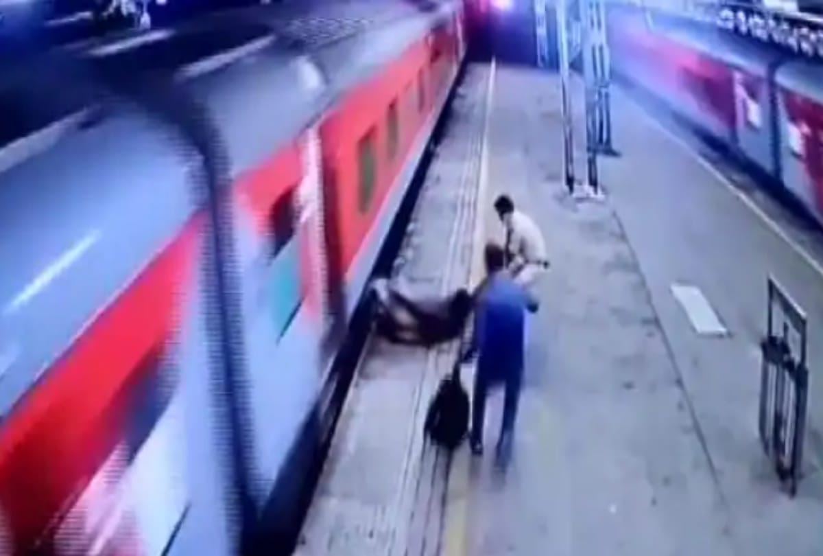 RPF constable saved life of a passenger at Mumbai Borivali Railway Station