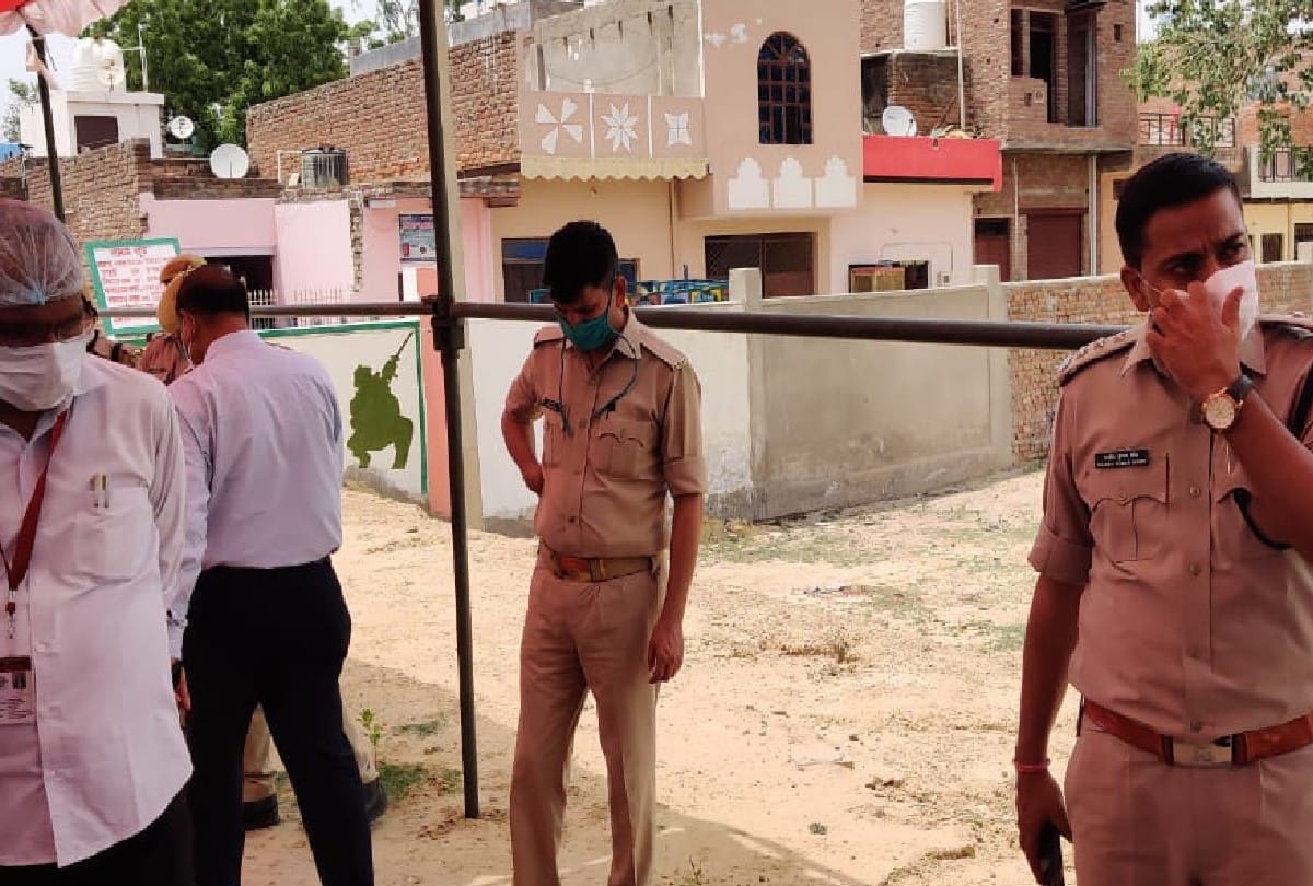 Pulwama Martyr Kaushal Kishore Family Sitting On Dharna In Agra