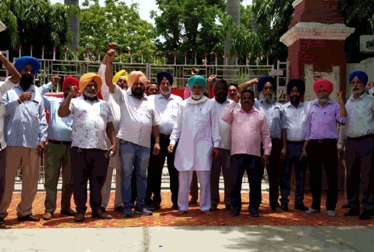 Power crisis in punjab: Farmers protest against power cut in Punjab