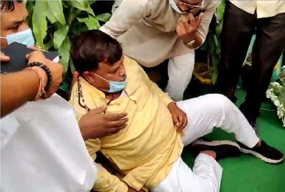 Madhya Pradesh Energy Minister Pradyuman Singh Tomar fell down from the stage in Gwalior during government program