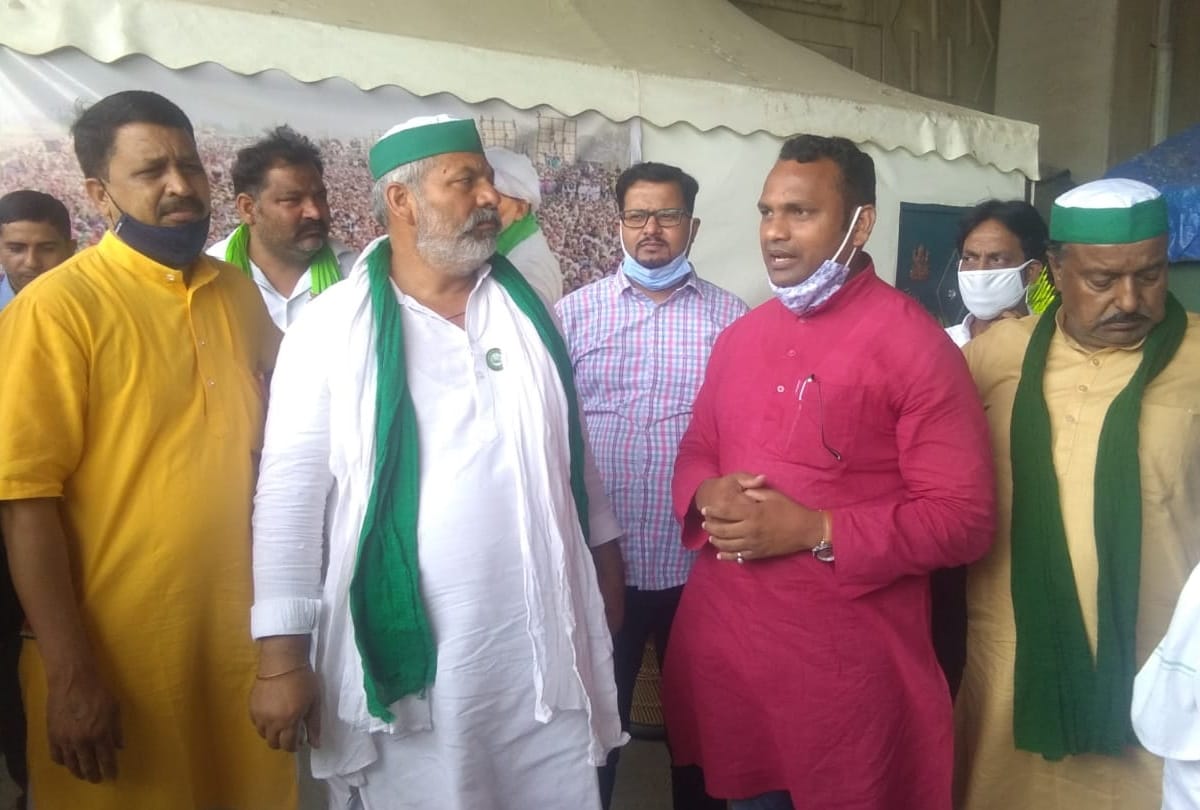 farmers protest scuffle between bjp and farmers fir on 200 farmers bku call for police station gherao aap mla rohit mehraulia meet tikait