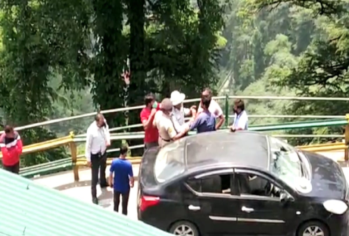 Traffic employee slapped the tourist on the road in shimla, case registered