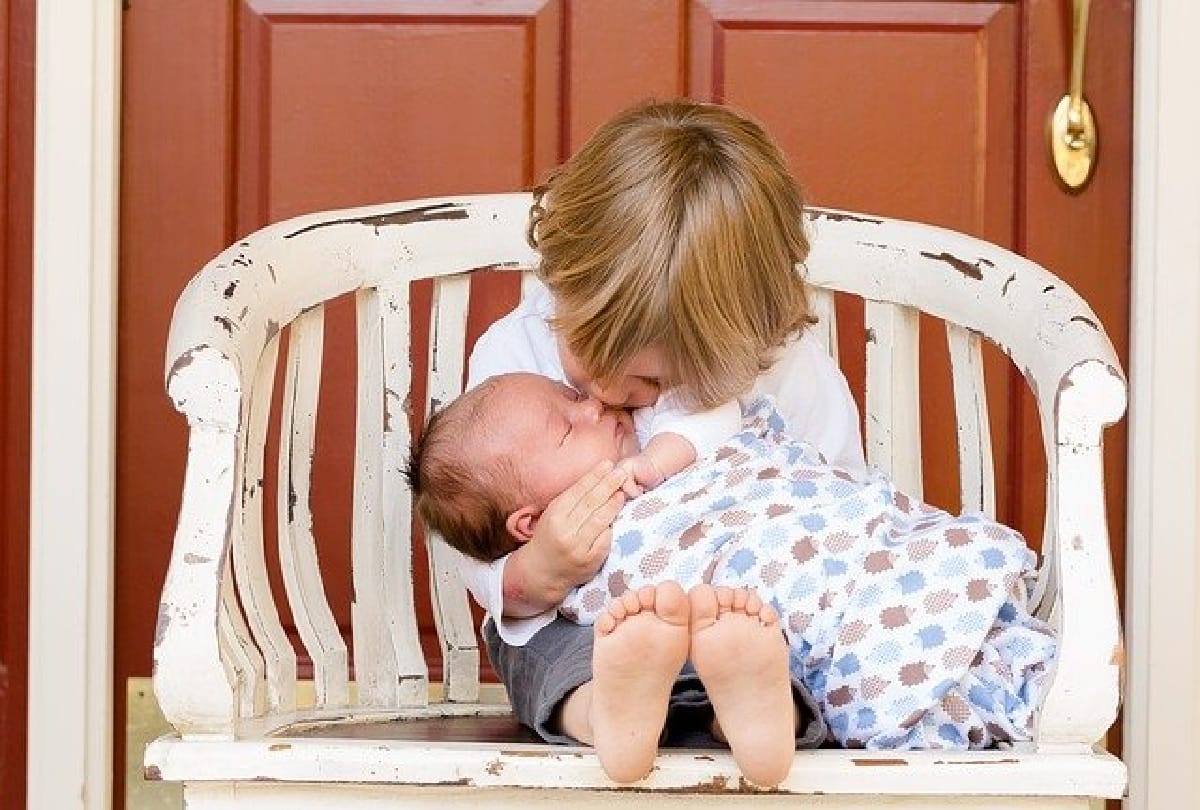 11 years old little girl gave birth to child become youngest mother of Britain
