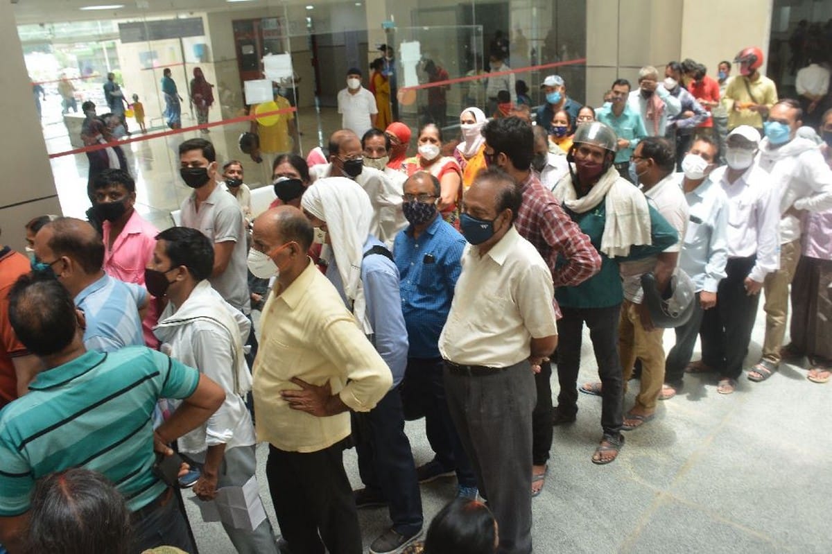 Fight to get vaccinated at vaccination centers in varanasi