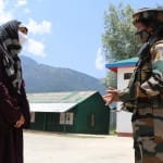 गांदरबल के कंगन इलाके मे एक छात्रा से बात करती महिला जवान...