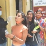 कोरोना वायरस: सैंपल लेता कर्मचारी