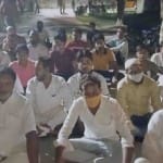 धरने पर बैठे लोग