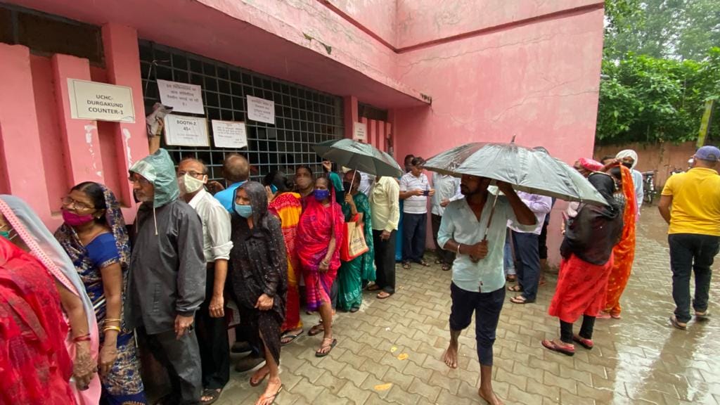 weather news update rain in varanasi people get relief from humidity movement of clouds continues temprature down