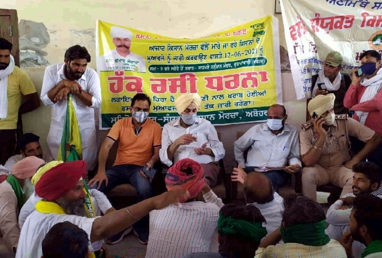 Farmers protest at SDM office in Abohar of Punjab
