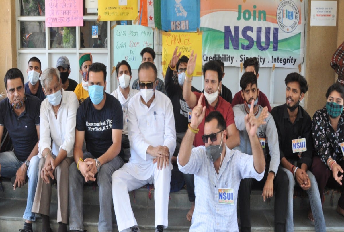GS Bali sit on dharna with students outside DC office