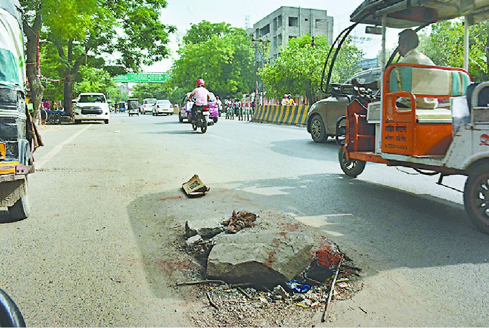 nagar nigam Varanasi removed  lid of manhole for avoid waterlogging on roads be careful