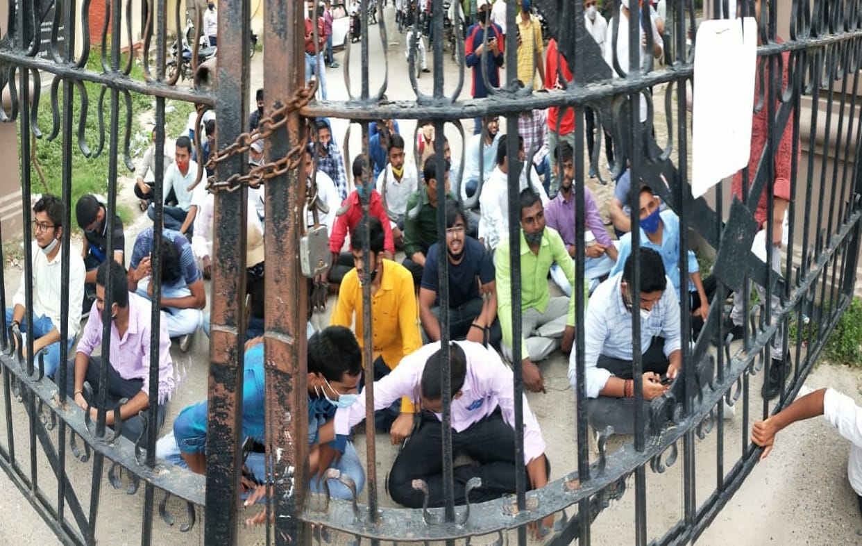 Agriculture graduates of UP college in varanasi will not get admission in PG courses students started protest