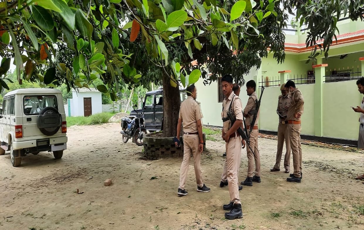 dead body of auto driver found hanging under suspicious circumstances in mau his wife accused of murder