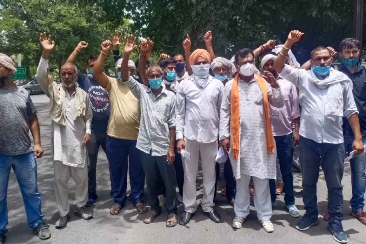 UP Crime News: Shiv Sena protested at the SSP office against the revelation of the killing of a sadhu in Meerut
