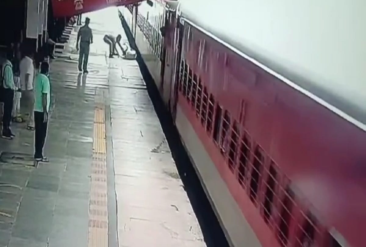 Passenger slips while trying to get off moving train at Prayagraj Junction, RPF personnel saves life