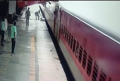 Passenger slips while trying to get off moving train at Prayagraj Junction, RPF personnel saves life