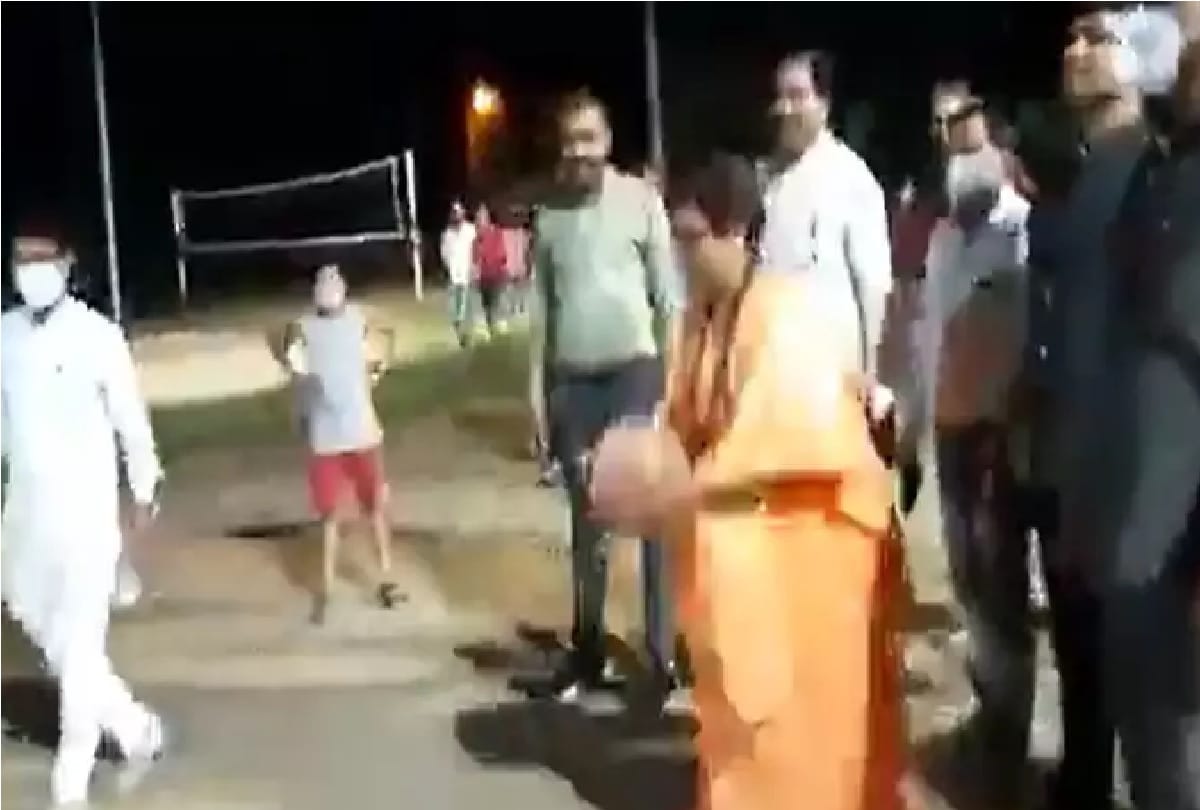 Bjp MP Sadhvi Pragya Thakur played basketball in shakti nagar Bhopal Madhya Pradesh video viral congress slams