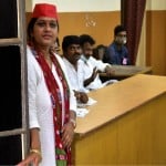 प्रयागराज में जिला पंचायत अध्यक्ष पद चुनाव में पराजित होने के बाद मतगणना कक्ष से बाहर निकलतीं सपा प्रत्याशी मालती यादव।