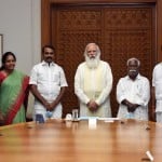 पीएम मोदी तमिलनाडु के भाजपा विधायक से मिलते हुे