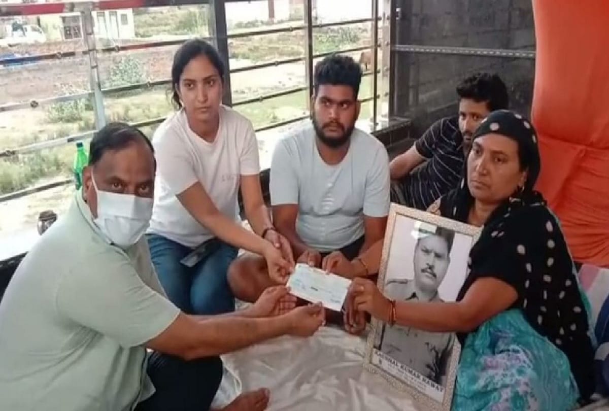 wife of pulwama martyr demands accepted strike ended after 48 hours in agra
