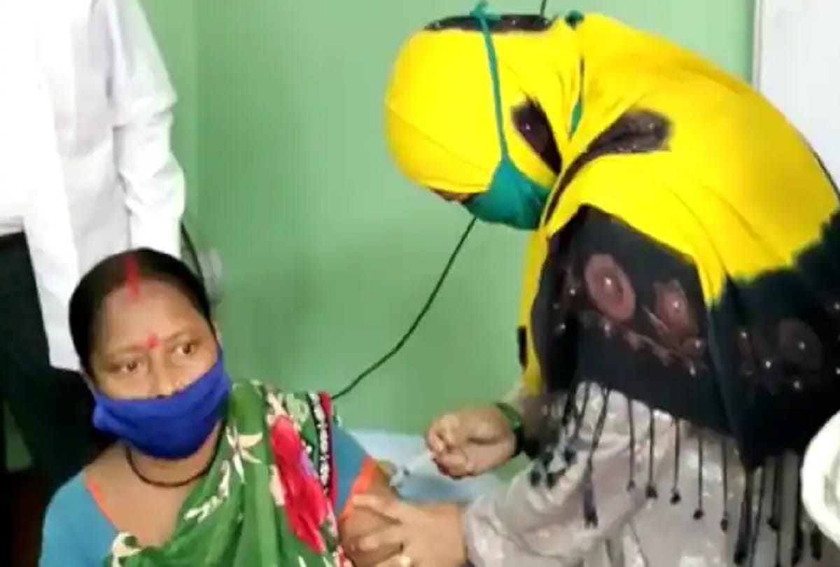 former Mayor and TMC leader Tabassum Ara was seen administering vaccine to a woman at a vaccination centre in Asansol