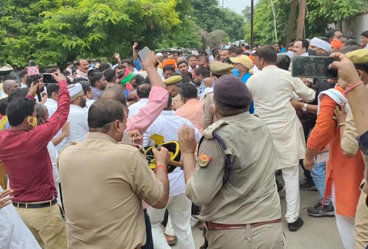 Clash between SP and BJP workers in Ayodhya.