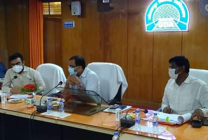 बैठक करते कमिश्नर, डीएम व जीडीए सचिव।