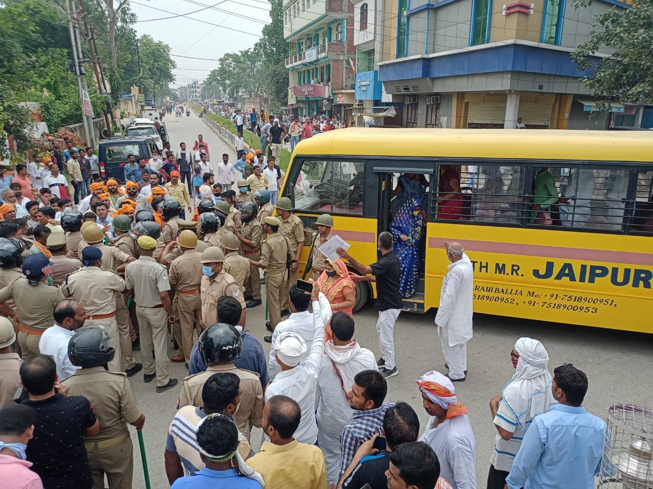 zila panchayat election 2021 in ballia latest update bjp supporters make protest after samajwadi party members  arrived on bus