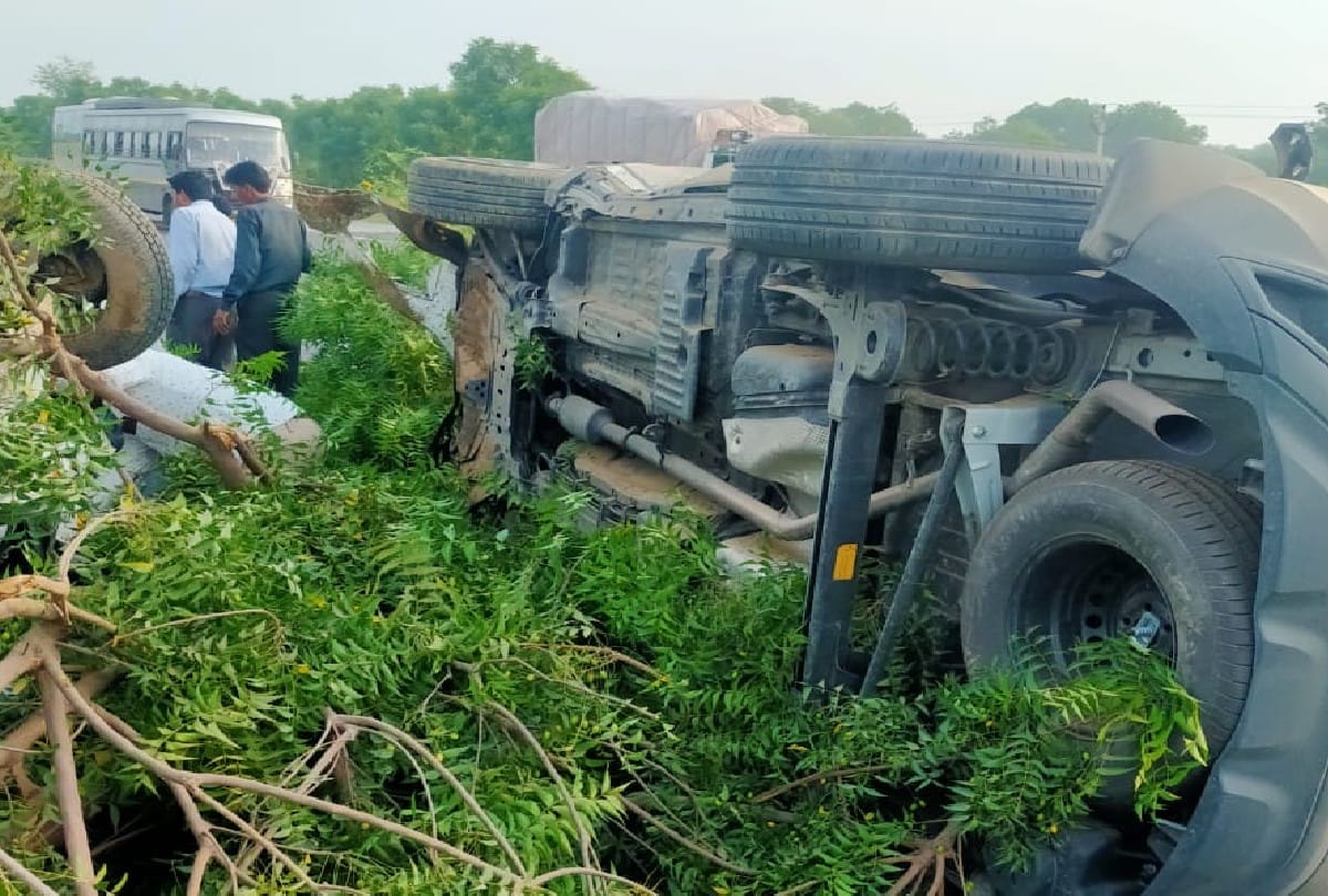 four person injured in two car collision on Yamuna Expressway in Mathura