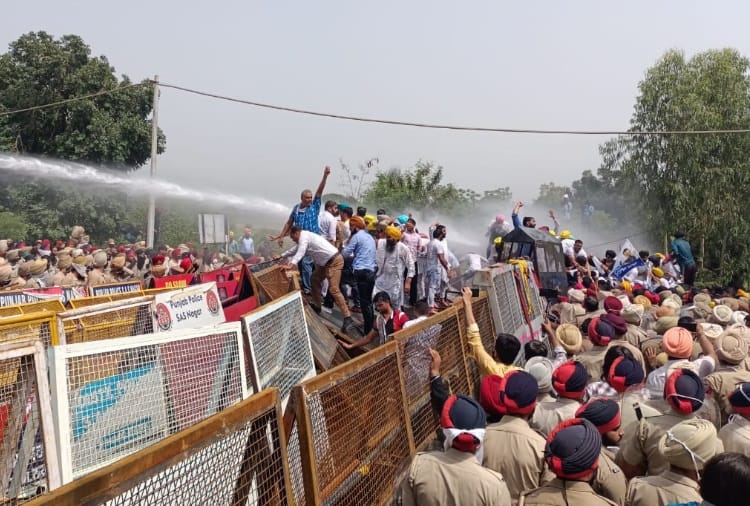 Aam Aadmi Party Protest outside CM Farmhouse against Power Crisis in Punjab