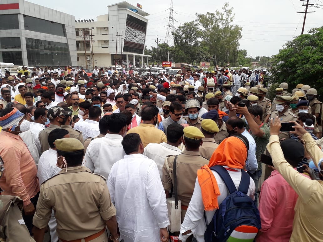 UP Zila Panchayat Adhyaksh Election 2021 in sonebhadra latest news update samajwadi party workers heated argument with police trying to jam highway