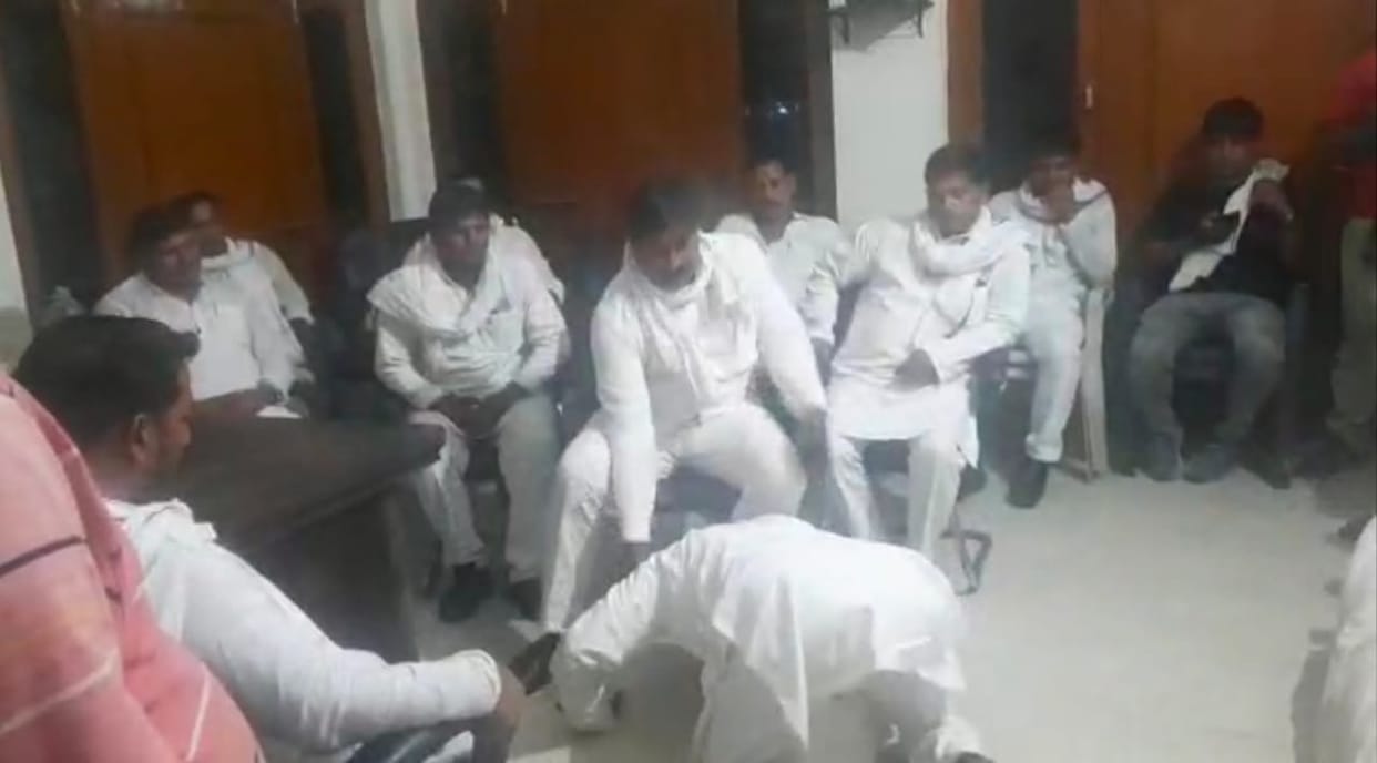 Zila Panchayat Adhyaksh Election 2021 Why samajwadi party former  MP of Chandauli ram kishun yadav  fell at  feet of members of Zilla Panchayat video went viral