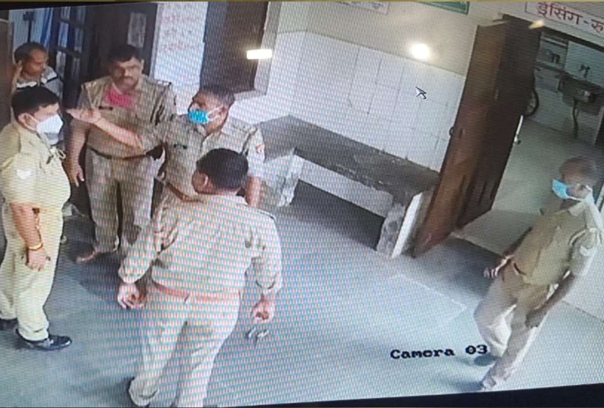Dispute between policeman and doctor pharmacist who went to attend killers in Khorabar PHC at Gorakhpur
