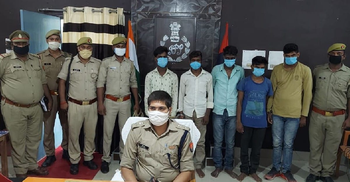 Police arrested five crook in encounter recovered stolen luggage in mau