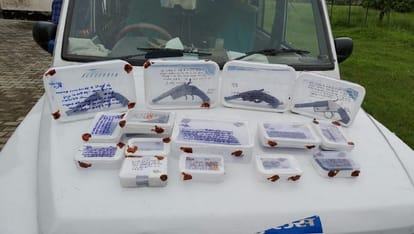 Police arrested five crook in encounter recovered stolen luggage in mau