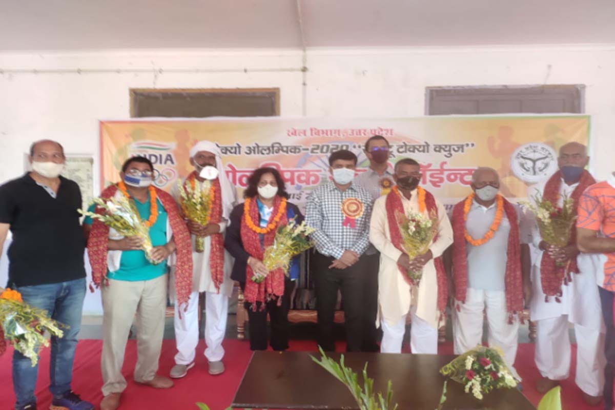 Meerut: Parents of Olympic players honored, Commissioner Surendra Singh encouraged
