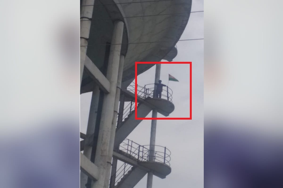 A young man climbed the water tank with the inidian flag in his hand due to the problems of the village in Meerut