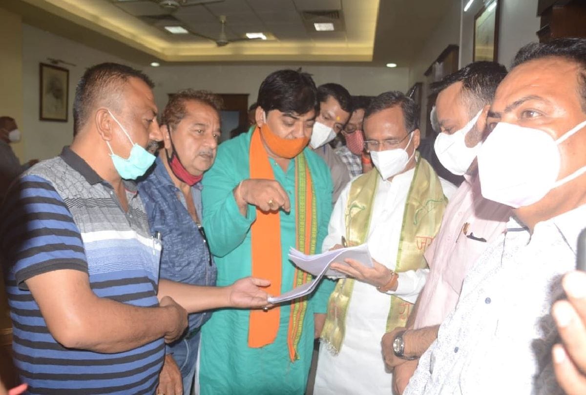 agra paras hospital news: victims demand the arrest of Dr Arinjay Jain