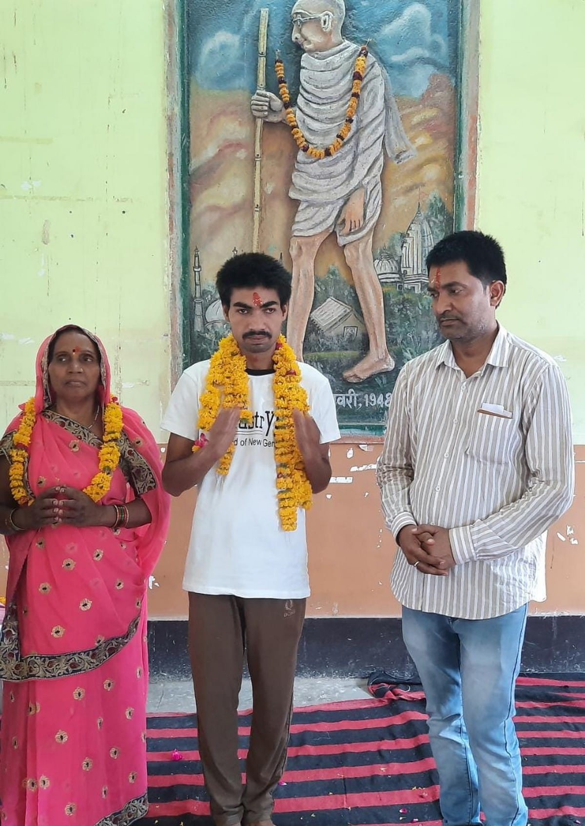 Son met his mother by initiative of Priyanka Gandhi in varanasi