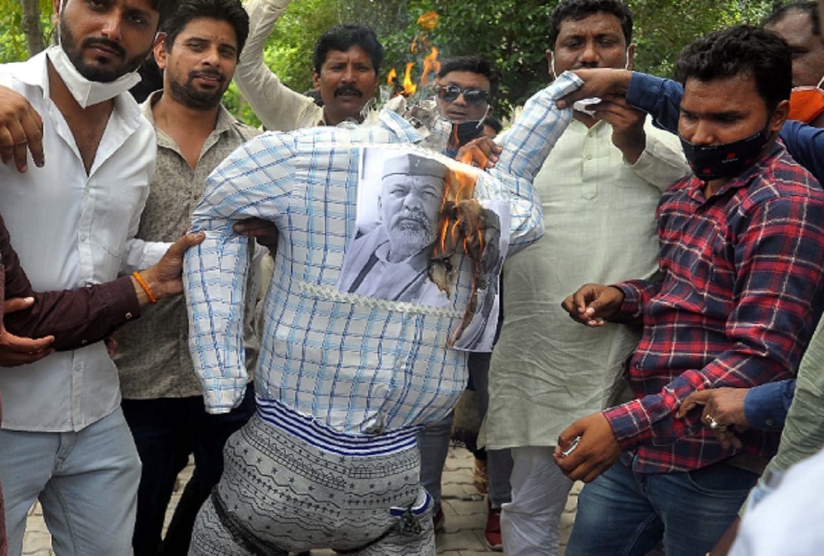 angry people burnt effigy of Rakesh Tikait in Ghaziabad