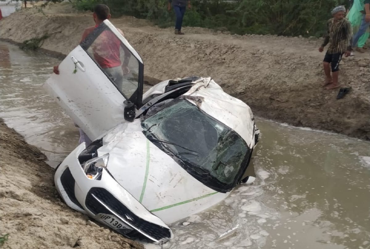 road accident in bulandshahr Car overturns in Rajwahe in Bulandshahr