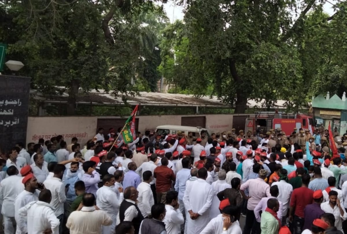 Samajwadi Party leaders alleged BJP for dishonesty in zila panchayat chief election.